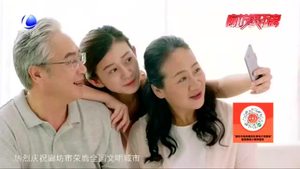 我陪爸媽玩手機(jī)：智能掃碼時代 老年人還習(xí)慣嗎？